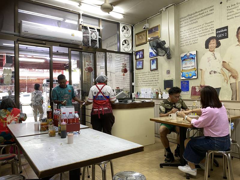 ห้องทานอาหารในร้าน ผนังเล่าเรื่องครอบครัว