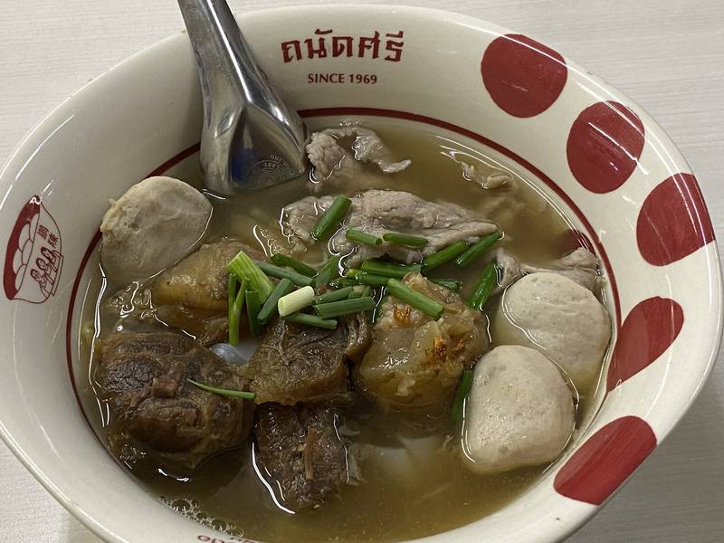 ก๋วยเตี๋ยวเนื้อน้ำใส เนื้อตุ๋นและลูกชิ้นในชามลายจุดแดง