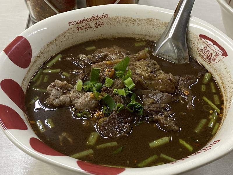 ก๋วยเตี๋ยวเนื้อน้ำตก น้ำซุปเข้ม