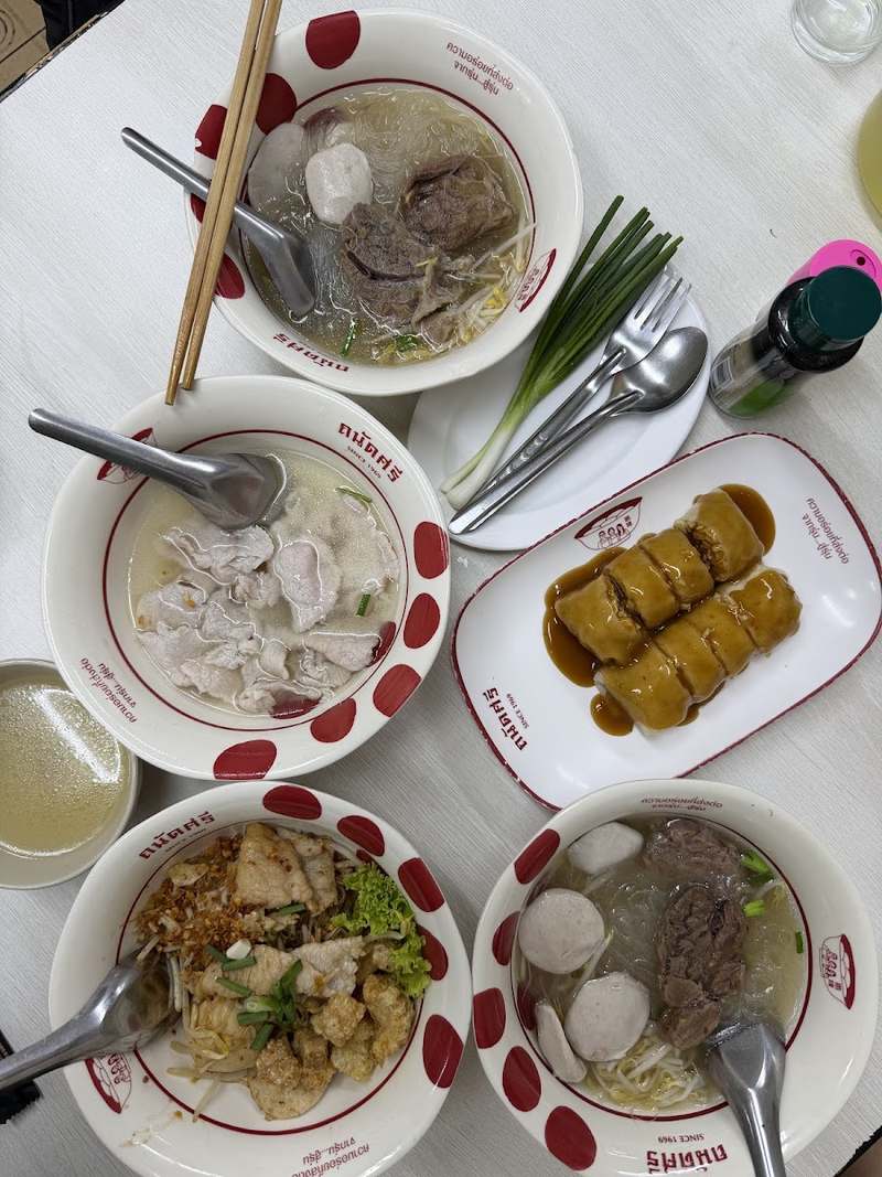 ก๋วยเตี๋ยวหลายชามกับก๋วยเตี๋ยวลุยสวนบนโต๊ะ