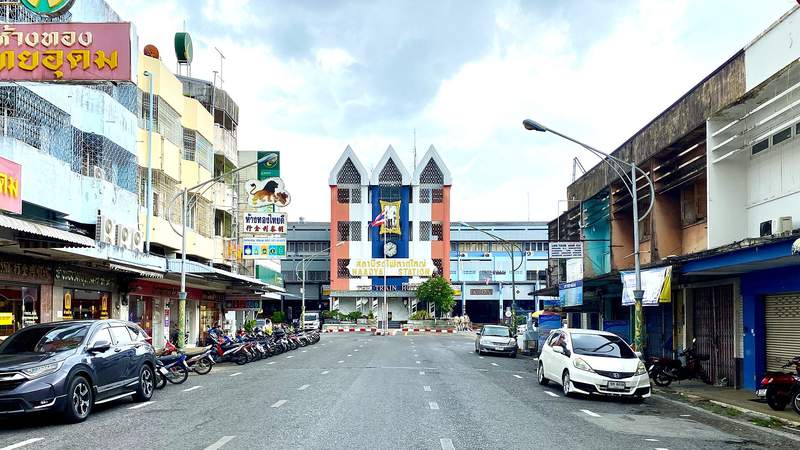 ถนนธรรมนูญวิถีกลางเมืองหาดใหญ่ สุดปลายถนนเป็นอาคารสถานีรถไฟ